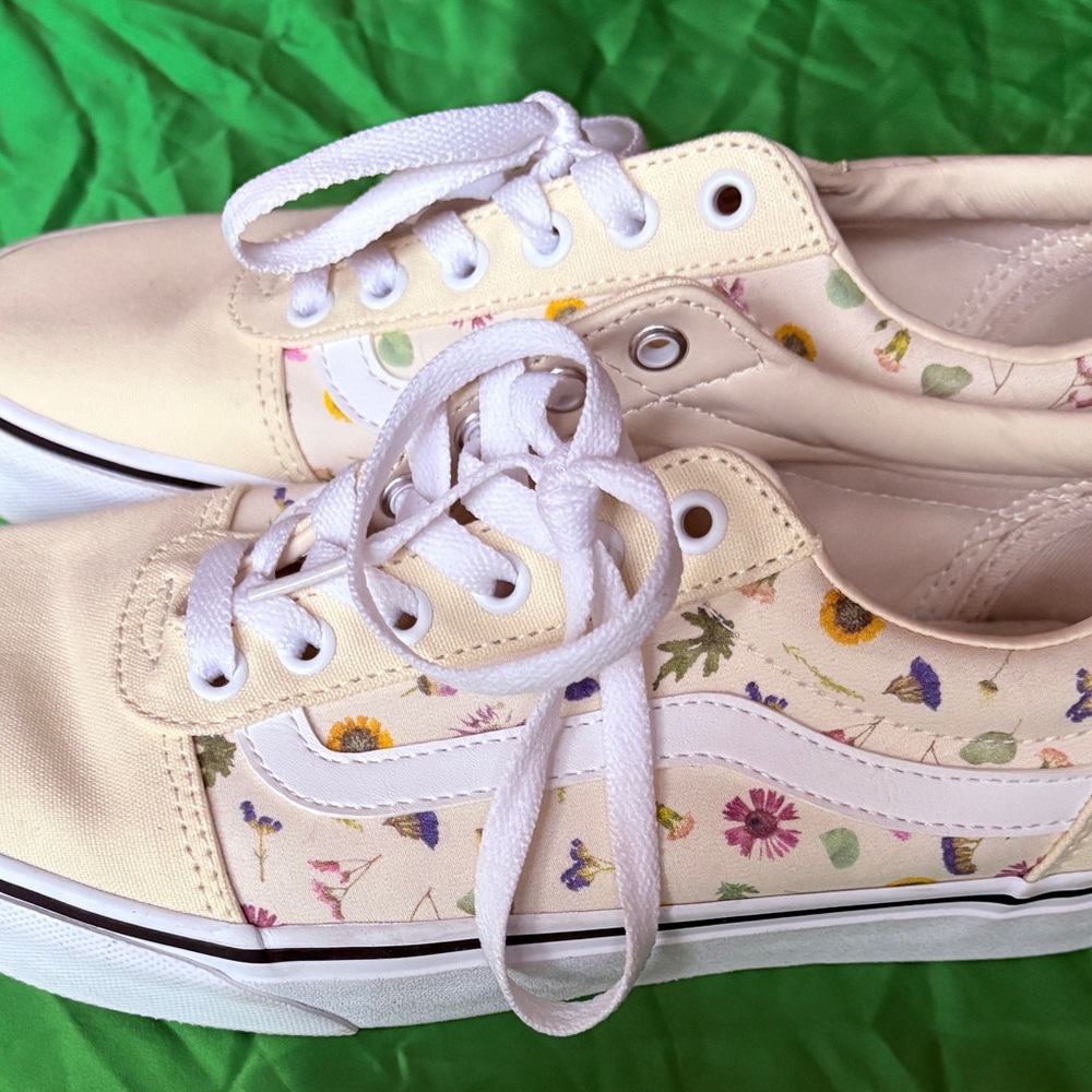 Vans Cream Low-Top Sneakers with Floral Accents - Picture 3 of 9